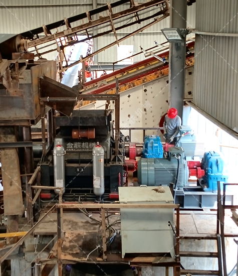 大型全自動(dòng)液壓對(duì)輥制砂機(jī)安裝現(xiàn)場(chǎng)