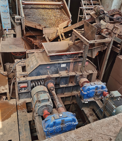 半自動(dòng)液壓對(duì)輥破碎機(jī)制砂生產(chǎn)線現(xiàn)場(chǎng)