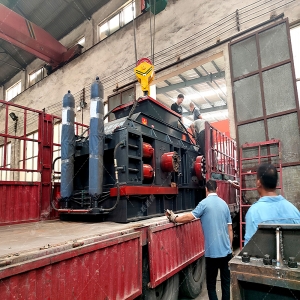 大型直連式液壓對輥制砂機-液壓對輥破碎機發往湖北