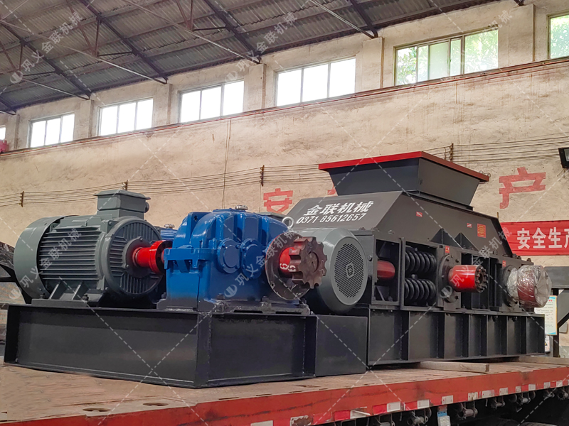 1200x800大型半自動液壓對輥破碎機發往四川