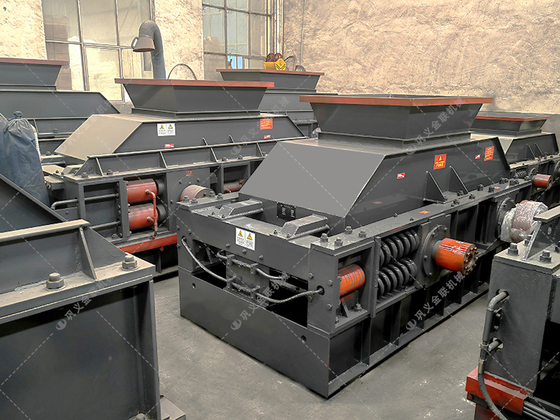 兩臺超大型半自動液壓對輥制砂機發往湖北襄陽征戰沙場