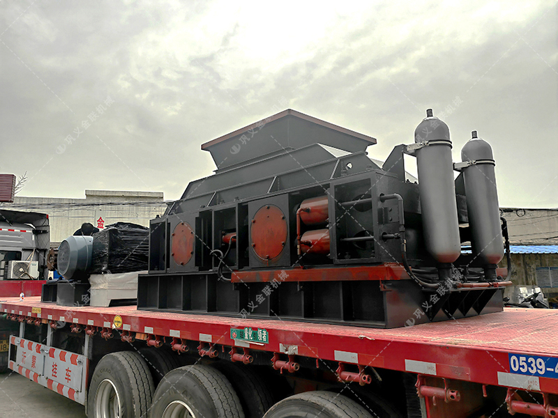 大型全自動液壓對輥破碎制砂機發往四川處理鵝卵石