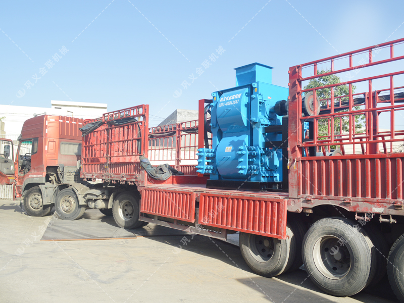 中型四輥破碎機發貨圖片_發往河南_破碎河卵石