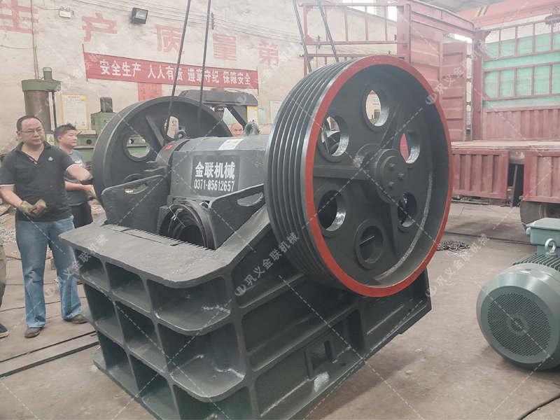 小型對輥機(jī)和顎破機(jī)發(fā)貨圖片_發(fā)往山東招遠(yuǎn)_破碎青石