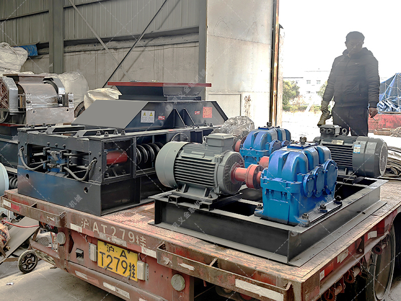 2PG800X600對輥破碎機(jī)發(fā)貨圖片_發(fā)往重慶_鵝卵石制砂