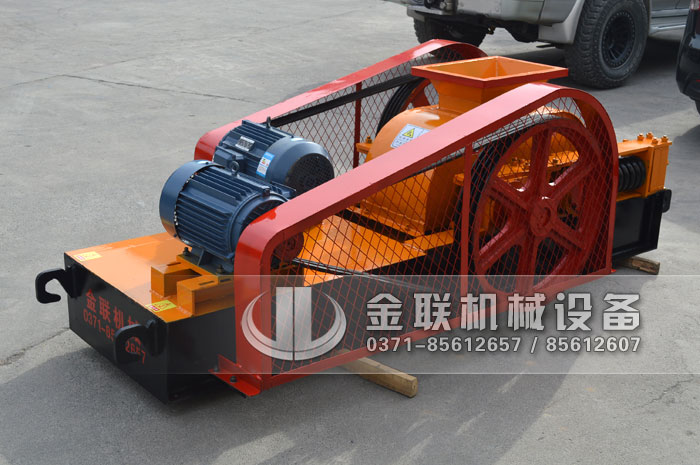 關(guān)于河卵石制砂機(jī)物料破碎的過(guò)程